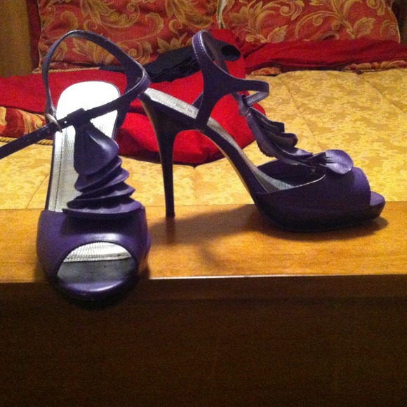 RESERVED @tcampbell1 REDUCED!! Purple heels