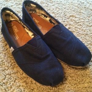 Great condition navy Toms!