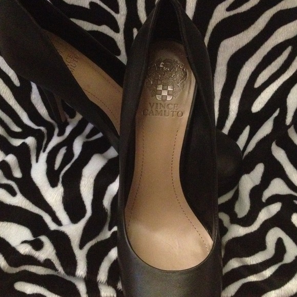 💢💢RESERVED💢💢 Vince Camuto Black leather heels