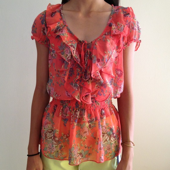 SOLD!!!💥 Floral ruffle shirt