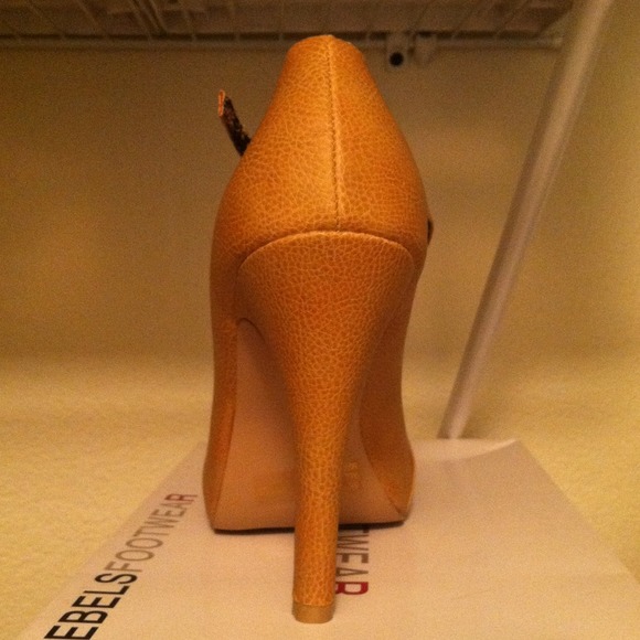 Tan pumps - Picture 2 of 4