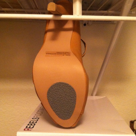 Tan pumps - Picture 3 of 4