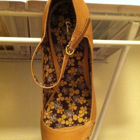 Tan pumps - Picture 4 of 4