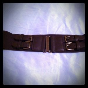 Brown  buckled elastic belt...