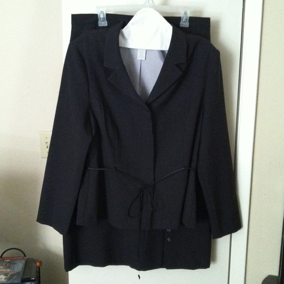 Skirt suit