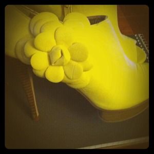Dollhouse Shoes - funky yellow heels. Will take best offer!! Dollhouse Shoes - funky yellow heels. Will take best offer!!