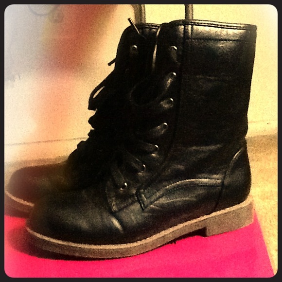 Combat boots with shearing inside