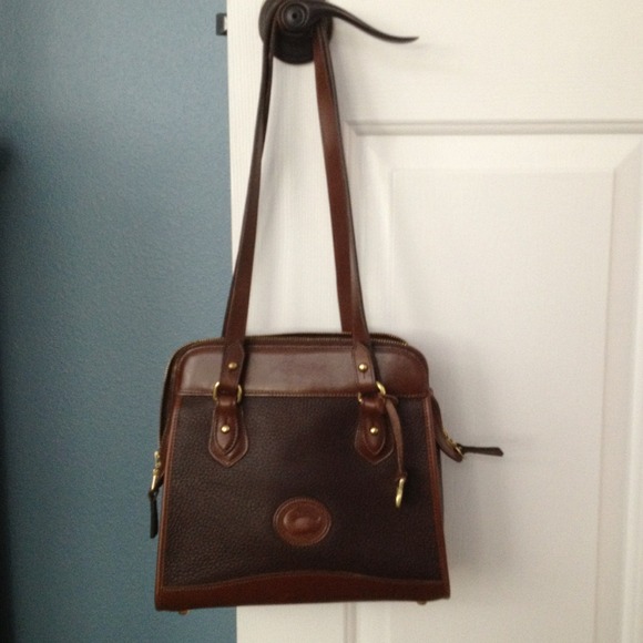 😍Authentic😍 Dooney & Bourke brown leather purse.