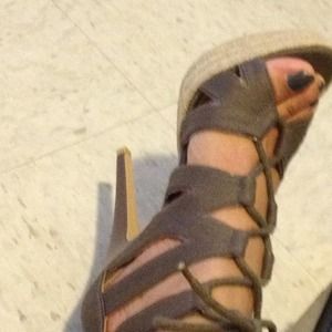 Color Rum Raisin tie-up sandals