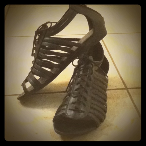 RESERVED for @lookitsbean Madden girl sandals