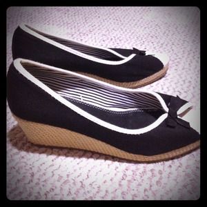GAP black and white wedges