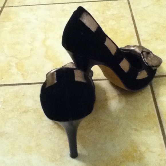 Black 3 inch round toe heels - Picture 2 of 2