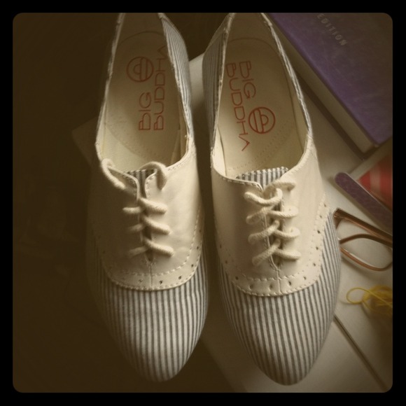 Cute vintage style shoes! Only worn once or twice