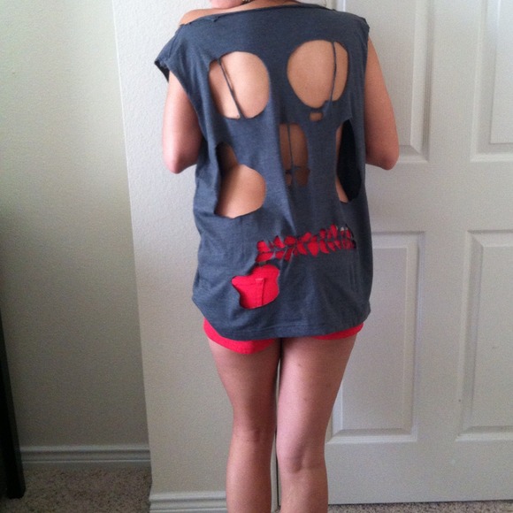 Skull TEE-Available in other colors - Picture 3 of 3