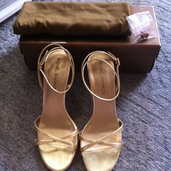 Escarpins Michael Shannon – Taille US 7.5, Couleur Argent, Bride Cheville – Occasion, Style Slingback, Talon Moyen, Cuir