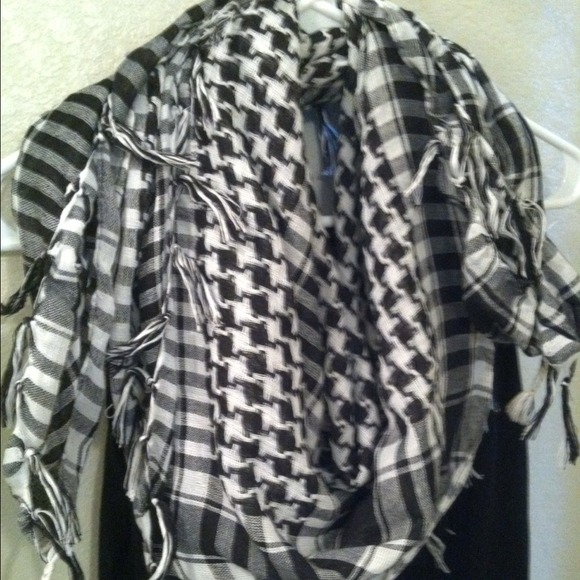 Houndstooth scarf