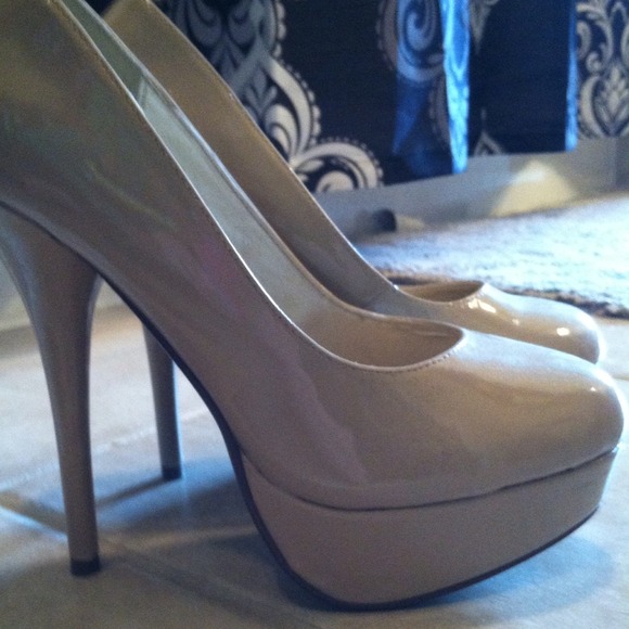 RESERVED: Nude pumps