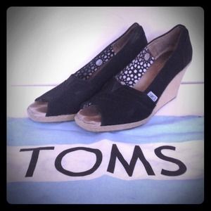 Toms black wedges