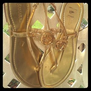 Chic Gold leather thong flat sandals unworn
