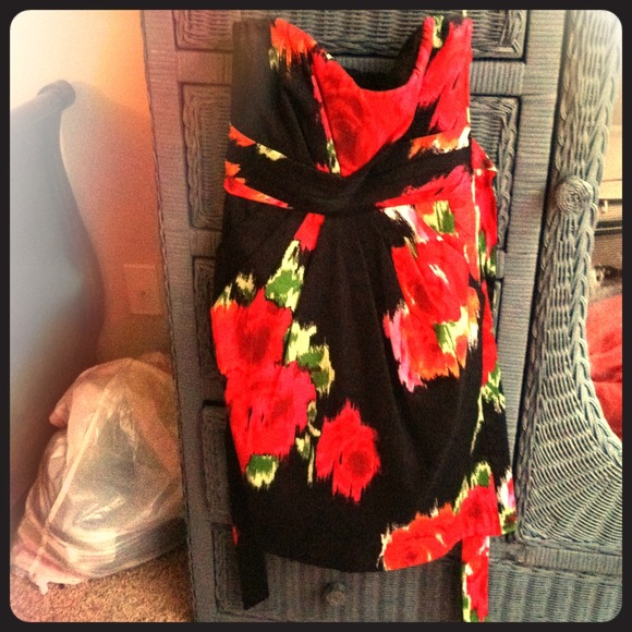 Black/red party dress strapless sweetheart neck.