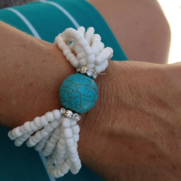 White beads bracelet, large turquoise stone. New