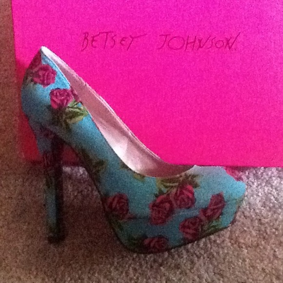 Reserve @lola23 New in box, bright blue floral