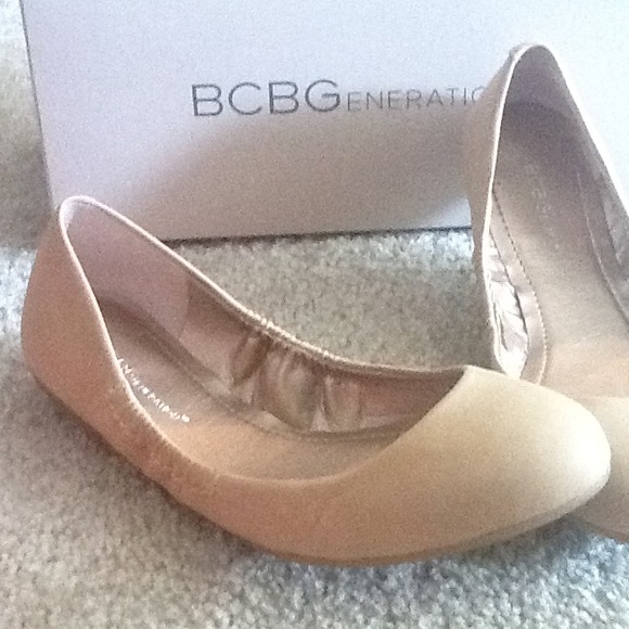 *RESERVE @nicolec0625* New in box, BCBG nude flats