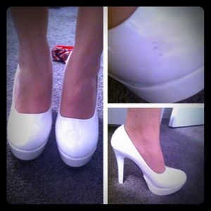 White round toe platform pumps