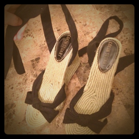 Black and straw tie wedges
