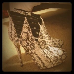Shoedazzle Shoes - Rsvd for @alinab_23 Killer Snake skin booties Shoedazzle Shoes - Rsvd for @alinab_23 Killer Snake skin booties