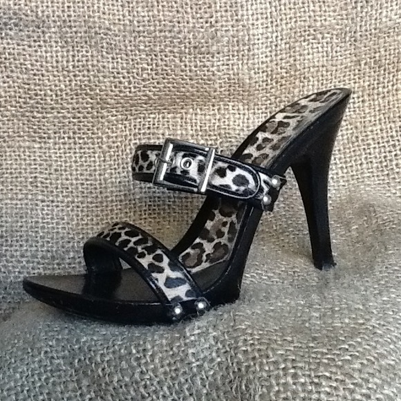 Strappy Cheetah Print Pumps - Picture 3 of 4