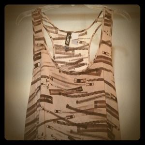 🙌 SOLD!! Zipper print tank