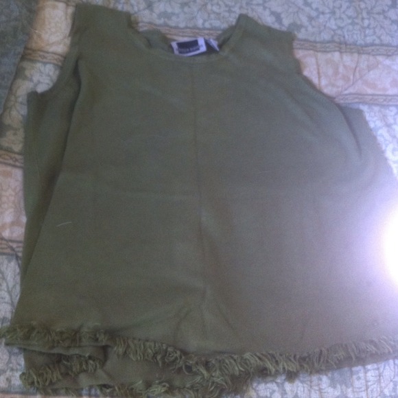 Casual no sleeves sweater.