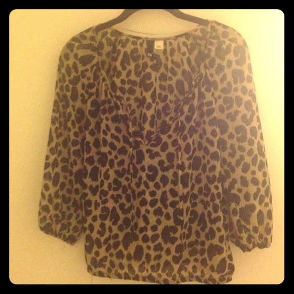 Half-sleeve leopard print top