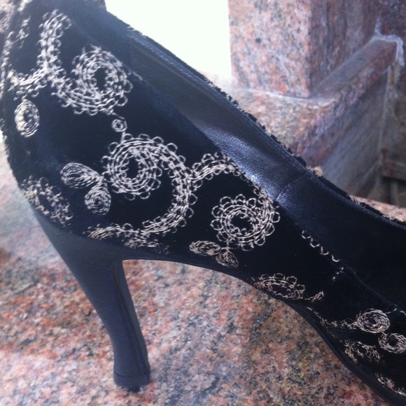 Donald pliner pump
