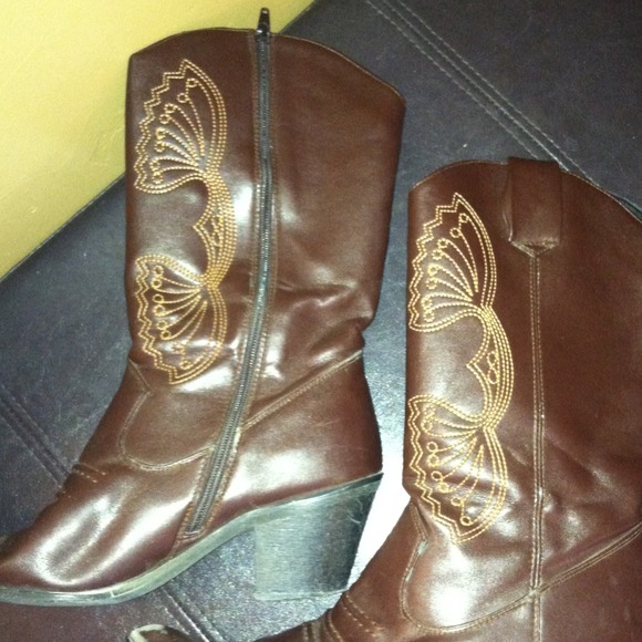 Brown cowgirl boots
