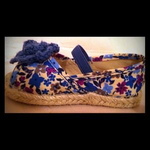 Blue flower open toe shoe