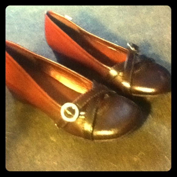 Truflex magenta or deep purple shoes.