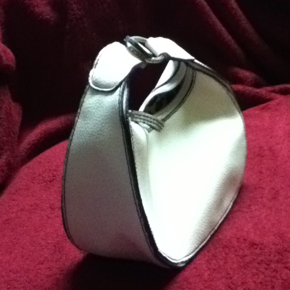 A cute little hand bag with a animal print - Picture 2 of 3