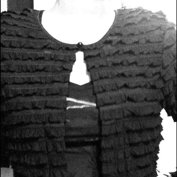 Black ruffled half jacket