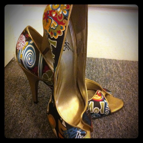 Carlos Santana "Pounce" Peep-Toe Pump