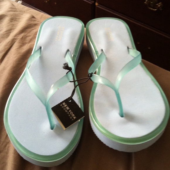 ❤❤RESERVED❤❤NWT New York &Company flip flops