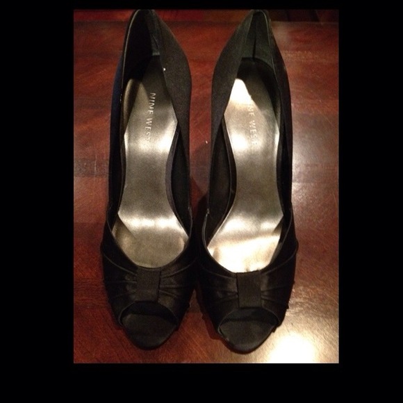 Size 7 Satin Nine West Pumps