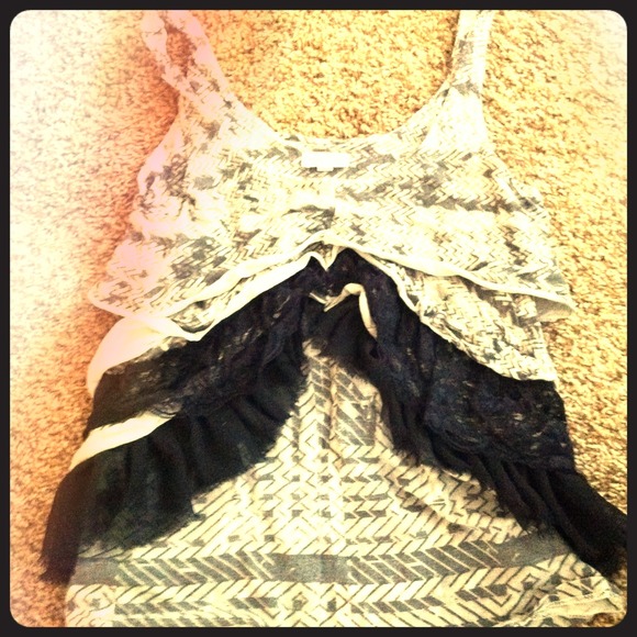 💢SOLD💢ruffles top