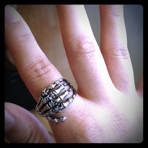 (Trade for @princesspillz) 💀Skull Ring💀