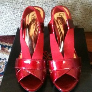 Reserved Gorgeous red Carlos Santana pumps!