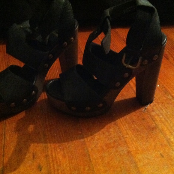 Stuart Weitzman - Picture 2 of 3