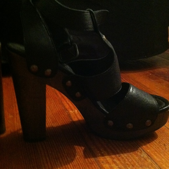 Stuart Weitzman - Picture 3 of 3