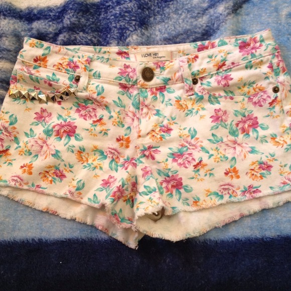 ✨SOLD✨ @143annemarie Flower shorts
