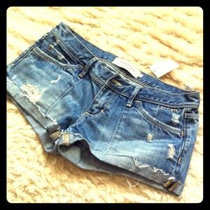 Abercrombie & Fitch Denim - Brand New w/ Tag✨Abercrombie Distressed Shorts Abercrombie & Fitch Denim - Brand New w/ Tag✨Abercrombie Distressed Shorts